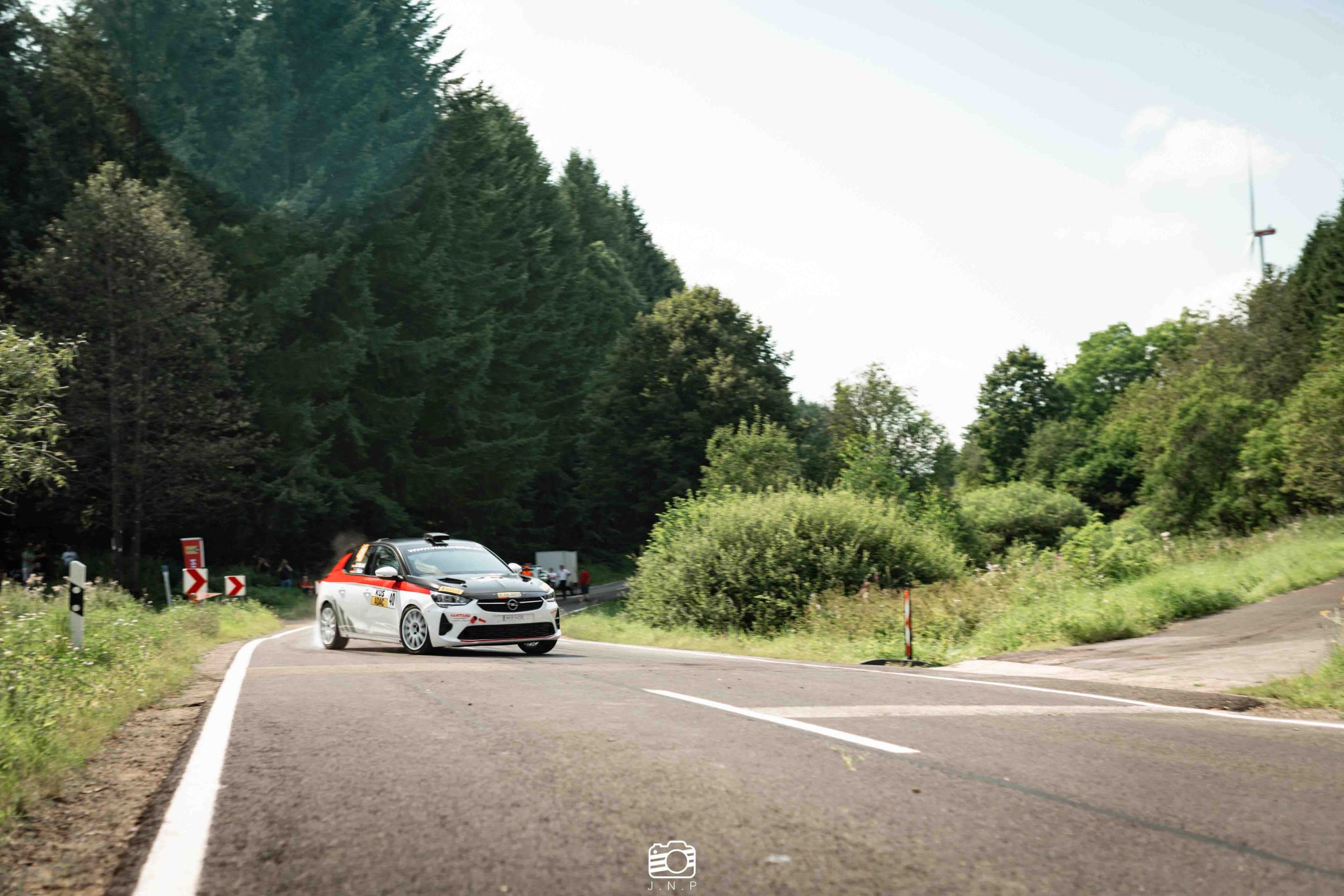 Rally4 Corsa von Waldherr Motorsport fährt mit hoher Geschwindigkeit um eine Kurve bei der 3-Städte-Rallye – Alexander Merkel und Lisa Kiefer in Action, Rallyefotografie von JNPhotografics
