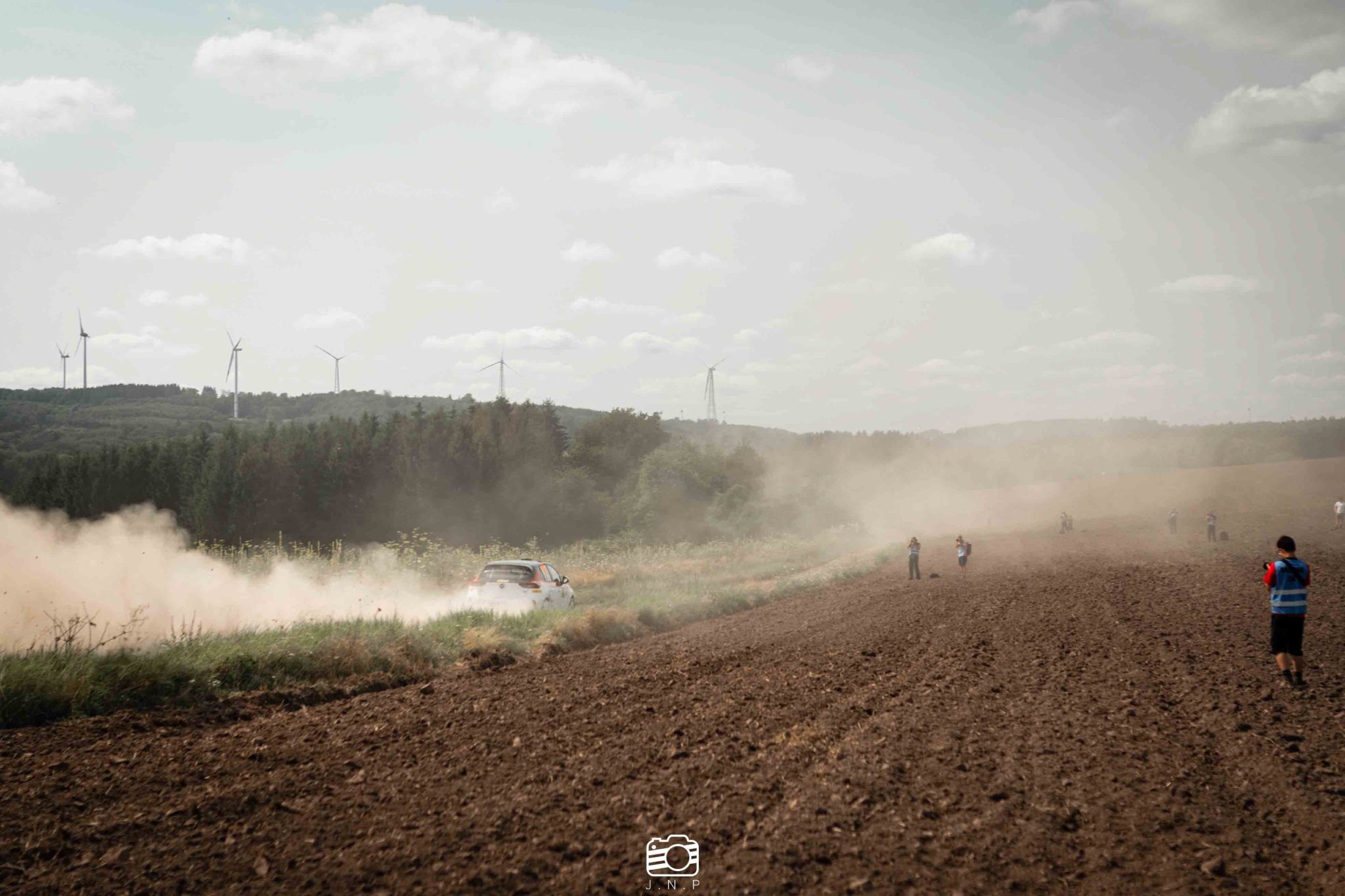 Rally4 Corsa von Waldherr Motorsport fährt mit hoher Geschwindigkeit über einen Schotterweg und wirbelt Staub auf – Alexander Merkel und Lisa Kiefer in Aktion, Rallyefotografie von JNPhotografics