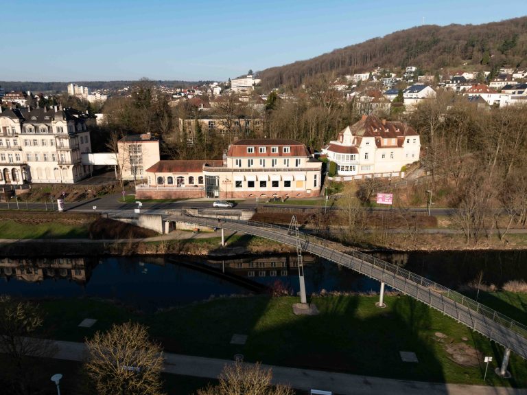 Frontalaufnahme Café Schweizerhaus Bad Kissingen – Drohnenfotografie und Imagekampagne