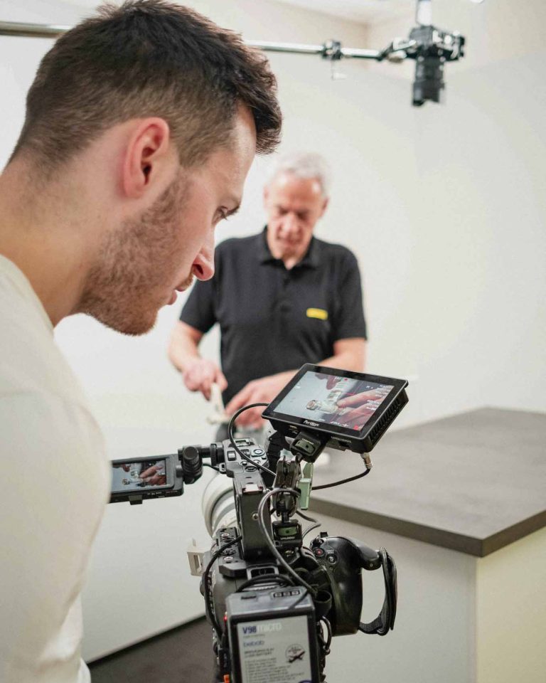 Behind the Scenes Video einer Filmproduktion mit Kamera-Setup, Lichttechnik und Crew am Set.