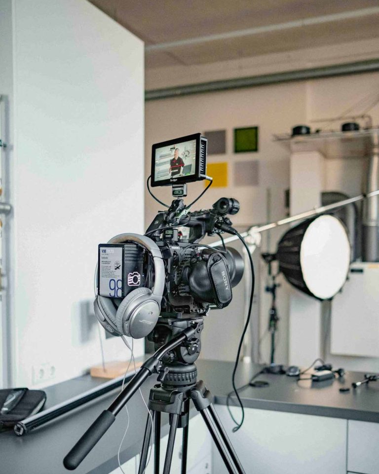 Behind the Scenes Imagevideoproduktion mit Sony FX6 Kamera bei einem Interview-Dreh für Corporate Filmmaking.