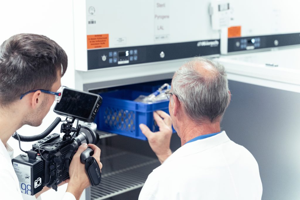 Behind the Scenes Imagevideo im Labor mit Filmcrew bei Dreharbeiten zwischen Laborgeräten und wissenschaftlichen Arbeitsprozessen.