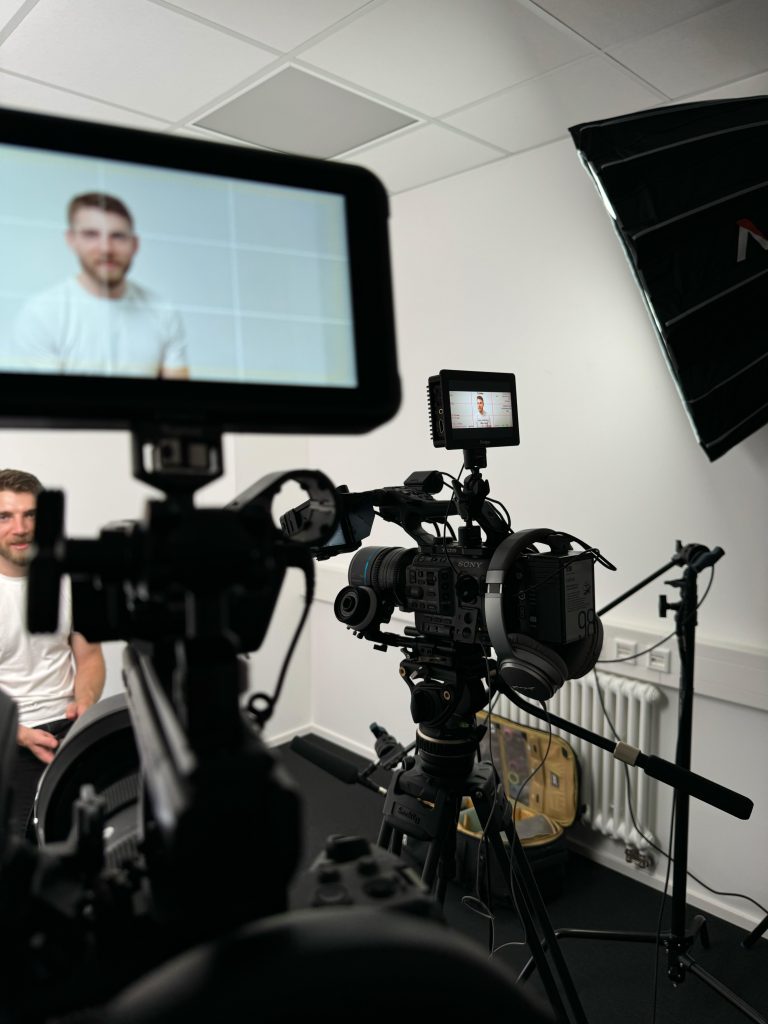 Behind the Scenes Corporate Filmproduktion mit Filmcrew am Set bei Dreharbeiten für einen Unternehmensfilm.