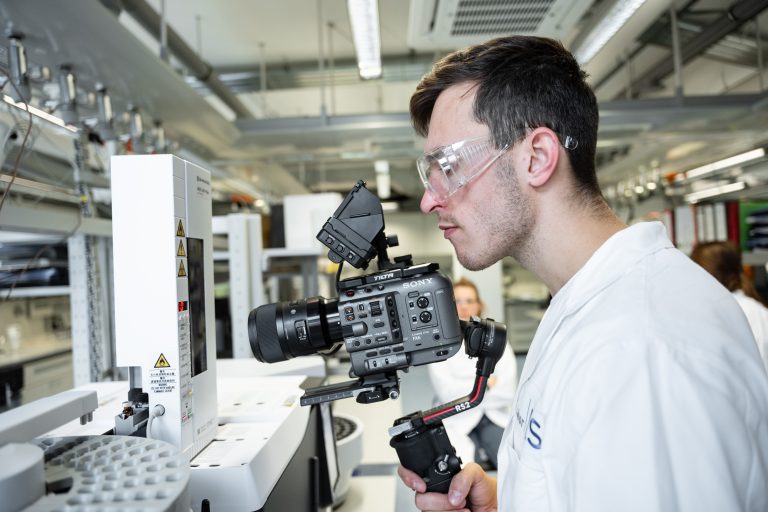 Imagefilmproduktion am Filmset mit Kamera, Lichttechnik und Crew bei der Produktion eines Unternehmensfilms.