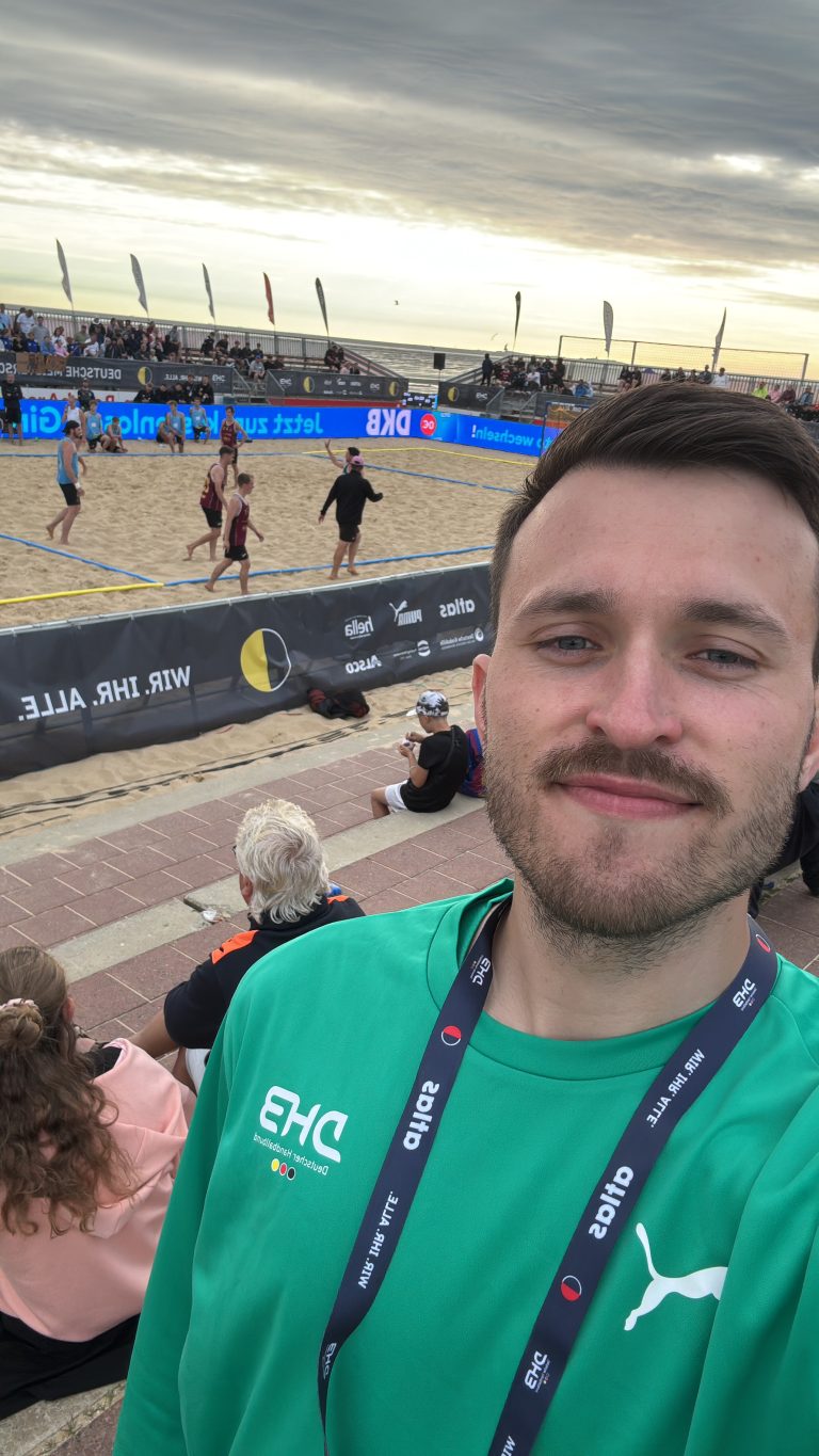 Johannes Nöth mit Sony FX6 Kamera in Cuxhaven an der Beachhandballarena
