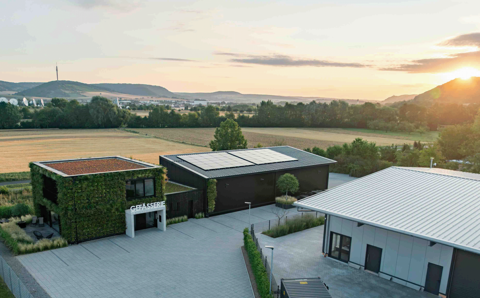 Drohnenaufnahme einer Mobilane Außenbegrünung in Fuchsstadt bei Sonnenaufgang – professionelle Architekturfotografie von JNPhotografics.