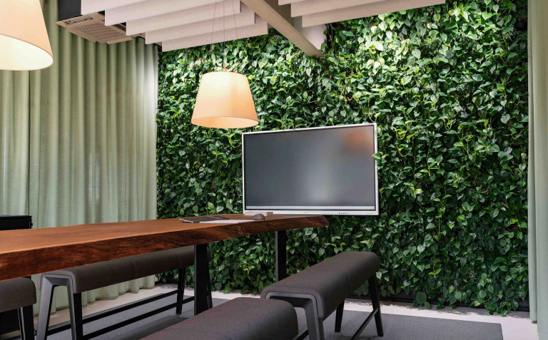 Vertikale Indoor-Begrünung mit Mobilane MobiPanel in Arnstein – professionelle Innenarchitekturfotografie von JNPhotografics.