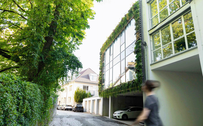 Vertikale Begrünung von Mobilane an einem Gebäude in Würzburg – professionelle Architekturfotografie von JNPhotografics.